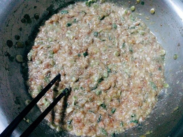 猪肉剁好加鸡蛋，葱花，香油，老抽，盐搅拌均匀后分次加入温水往一个方向拌匀