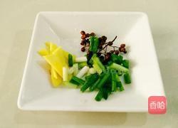  家常肉丁炒茄子的做法图解2