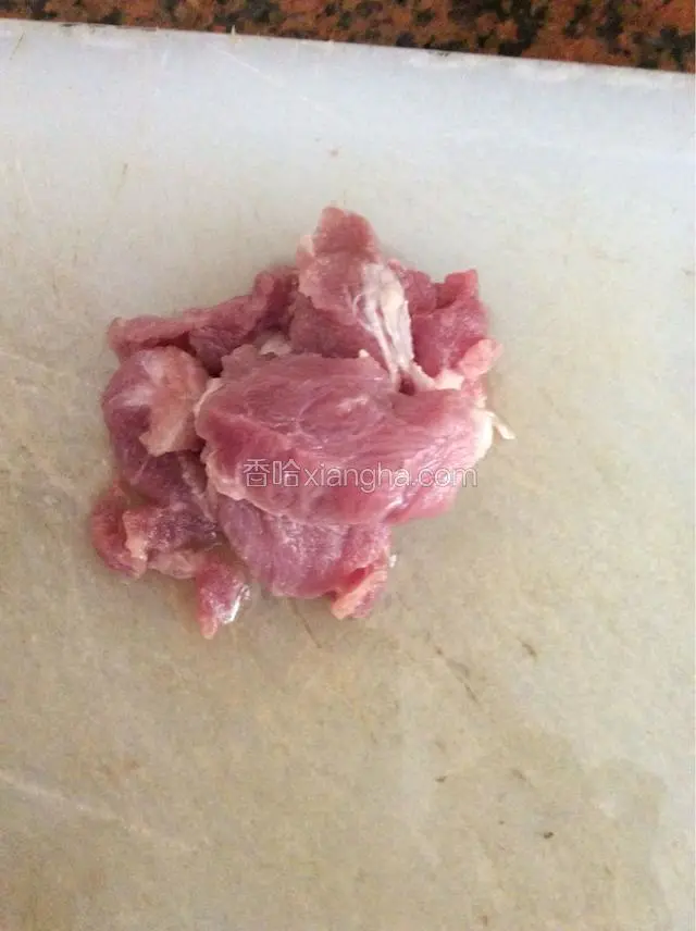 瘦肉切块。