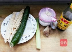 腐竹烧瓜片的做法图解1
