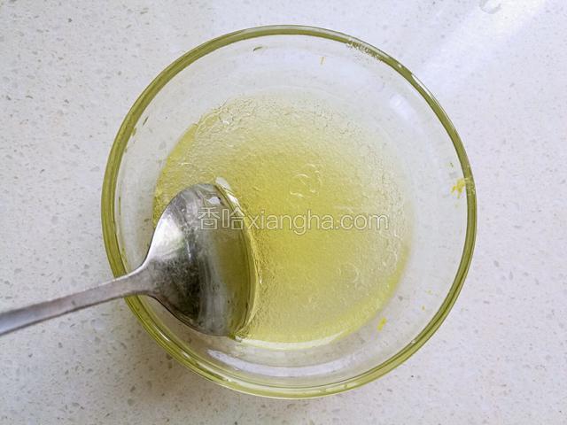将柠檬汁和植物油混合，搅拌均匀，成为油水混合物。