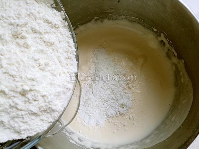 将过筛的面粉分三次加入到打发好的蛋液里(这样每次加入的面粉量少，容易翻拌均匀)。