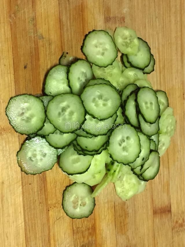 黄瓜切片，大蒜剁泥