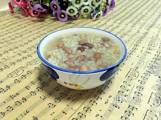 煮熟后盛入碗里。