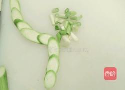 丝瓜葱油面的做法图解1