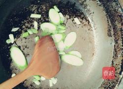 丝瓜葱油面的做法图解2