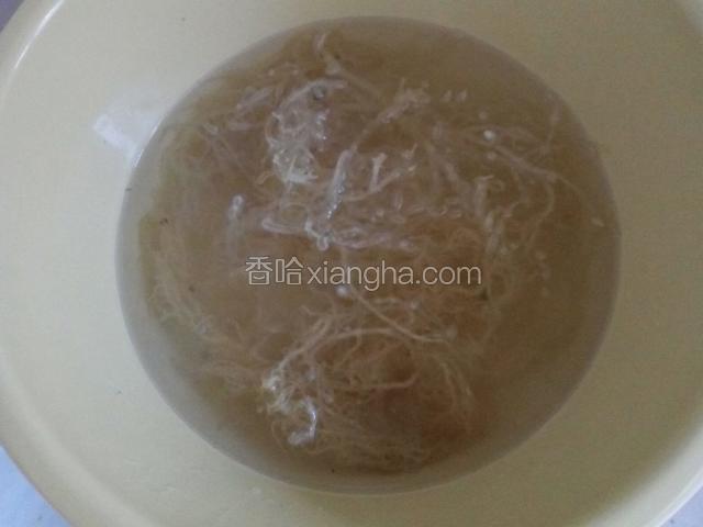 石花菜提前用温水泡发俩小时左右