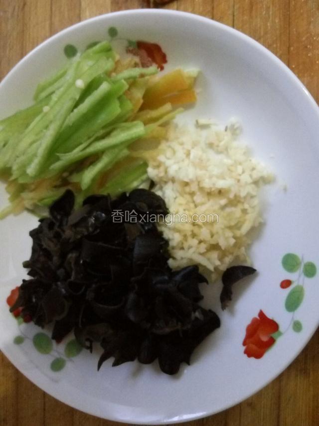 青椒切适量的细丝，泡发好的木耳切细丝，蒜，姜切末