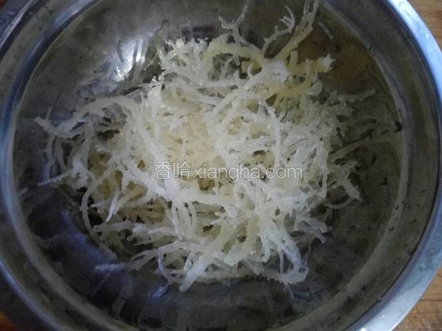 泡好的石花菜多洗几次捞出挤干水分放入容器内