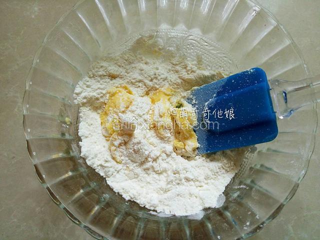 黄油30g室温软化，加入糖粉12g拌匀，再筛入低粉40g，用手搓成玉米面状。