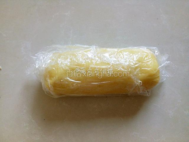 再借助保鲜膜整理成圆柱形，放入冰箱冷藏定型至少半小时。（夏天温度比较高黄油易融化，冷藏是为了定型方便后面切片。）