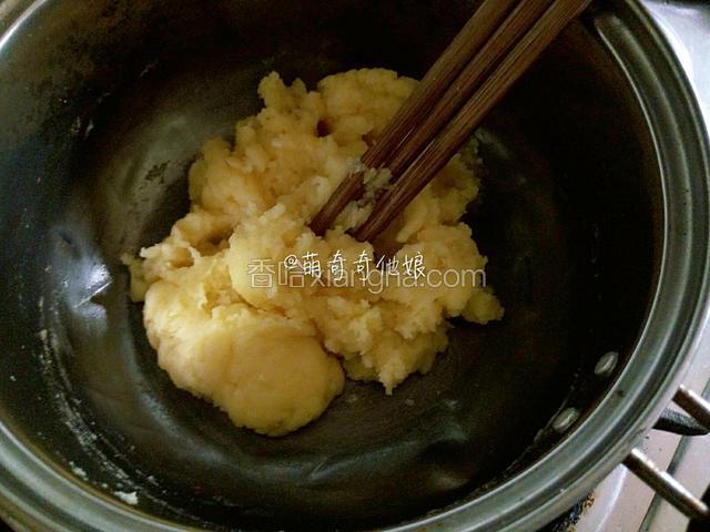 小火加热至黄油融化，在液体沸腾后立马倒入过筛好的低粉，迅速拌匀。（我用的三根筷子，比橡皮刮刀更快捷方便。）