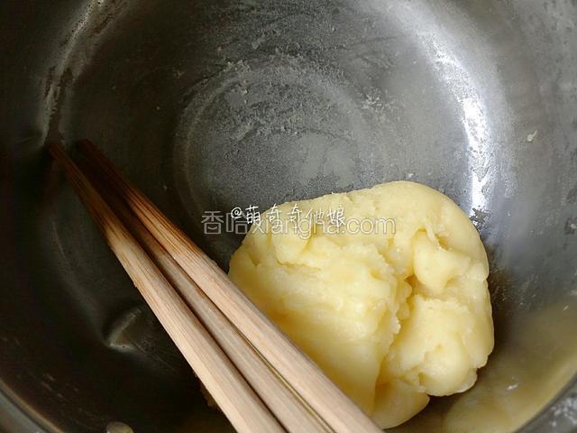 继续小火加热至底部出现薄膜离火，用筷子拨开面团晾凉。