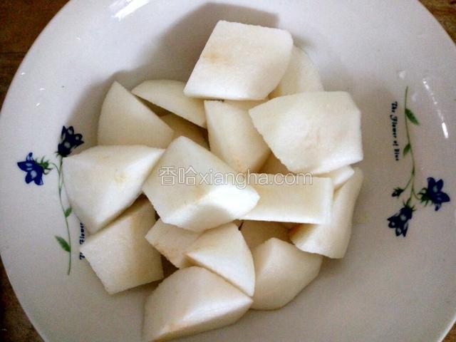 雪梨去皮去壶切成大块