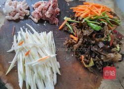 茭白木耳胡罗卜炒肉丝的做法图解1