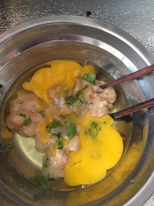 鸡胸切小片，香菜一根切小一点，鸡蛋倒进去一起搅均匀