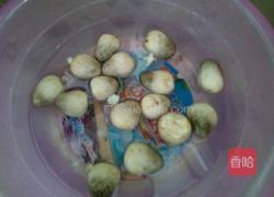 蒜苗草菇的做法图解1