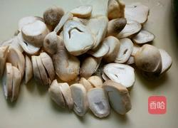 蒜苗草菇的做法图解2