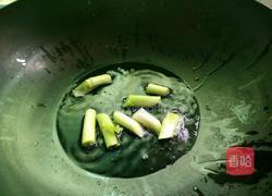 蒜苗草菇的做法图解4