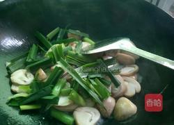 蒜苗草菇的做法图解6