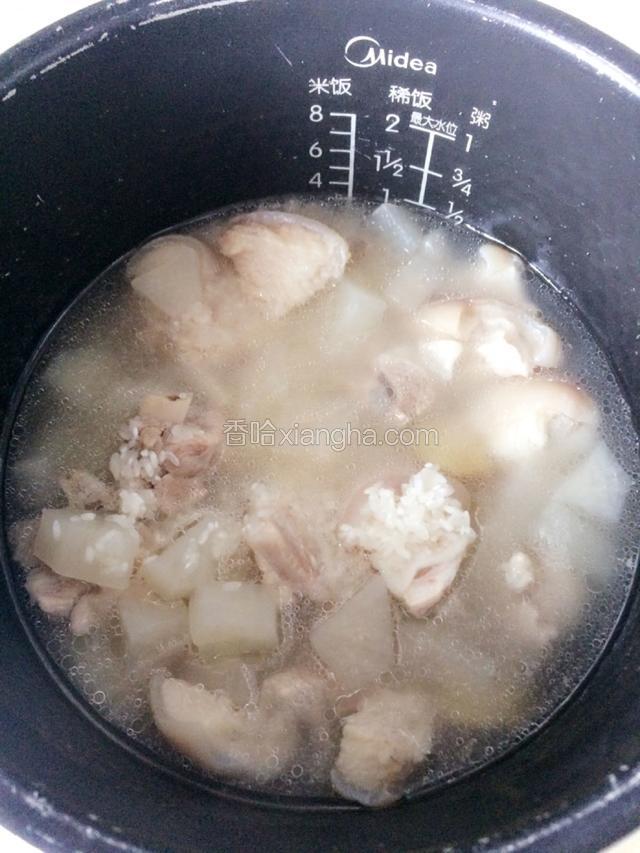 大米清洗干净，把猪肘汤和猪肘白萝卜一起和大米放电饭煲煮