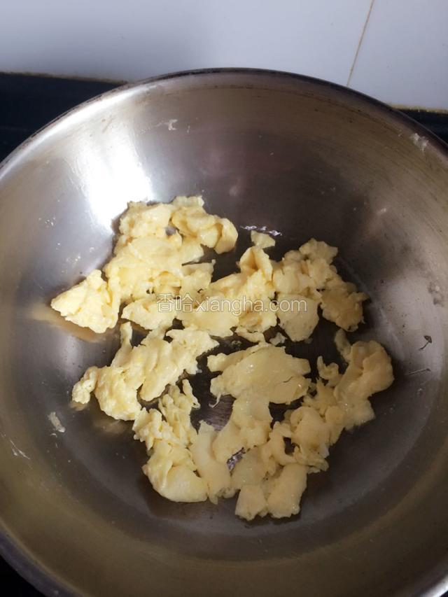 尽量炒碎，盛出装碗