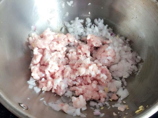 洋葱切丁和肉末一起炒，加适量盐，翻炒