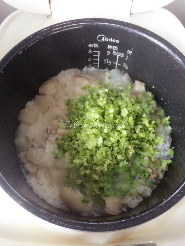 小白菜切碎，在米饭煮到夹生饭时，倒入小白菜，然后再倒入适量的猪肘烫，搅拌均匀
