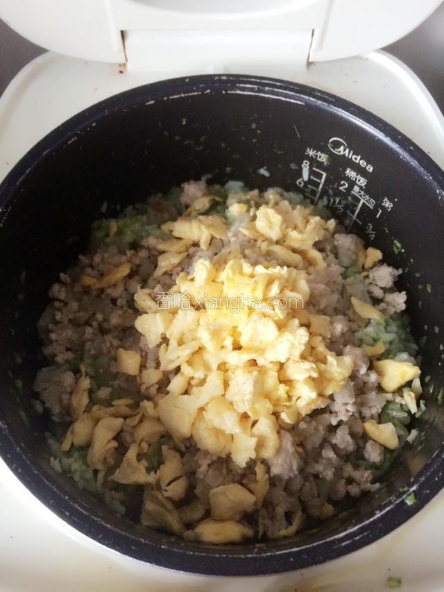 在米饭还要最后15分种熟的时候，加入洋葱肉末和鸡蛋，再搅拌
