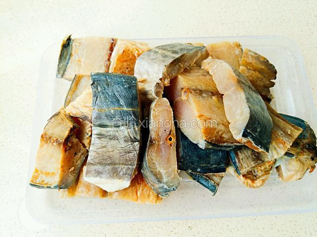 用料，首先把鱼处理干净