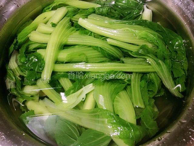 捞出芥菜用冷水洗两次多泡一会过夜也可以