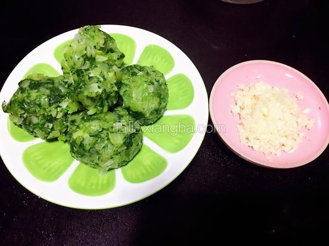 荠菜挤干水分备用，蒜捣成蒜蓉或者切剁成蒜蓉
