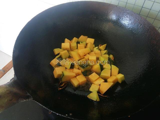 倒入南瓜块加盐翻炒入味