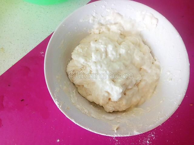 这段时间准备面疙瘩，半碗面粉加少许水用筷子搅拌成很浓很浓的面糊