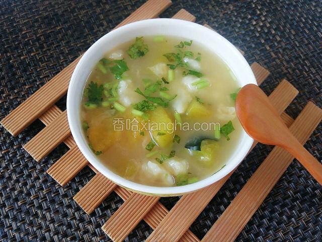 煮熟后倒入少许香油和醋，撒些香菜，完成