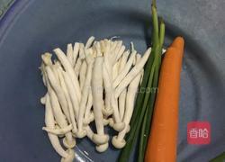 海鲜菇炒胡萝卜的做法图解1