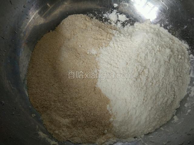 全麦粉和白面加入酵母粉和匀