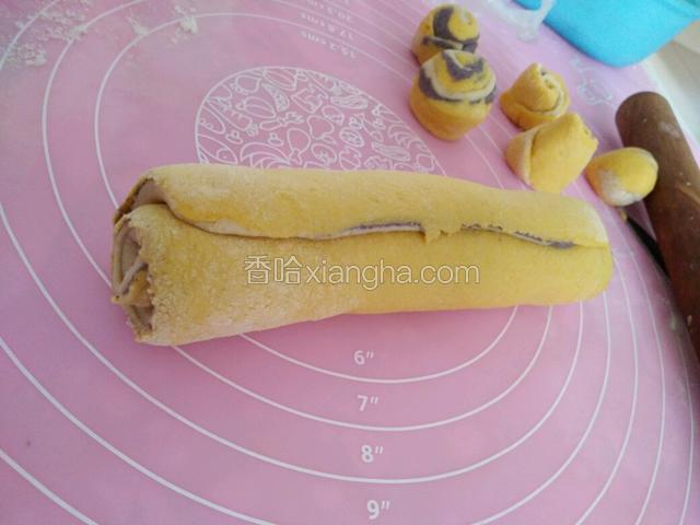 从下往上卷起，卷成一卷如图中