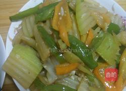 青黄椒炒葫芦娃的做法图解3