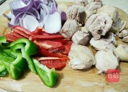 双椒炒鸡腿的做法图解2