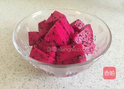 火龙果海鲜沙拉的做法图解2