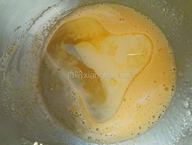打好后倒入牛奶和玉米油搅拌均匀
