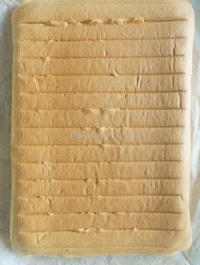 表面放新油纸倒扣过来开始卷