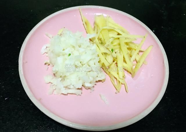 姜切丝，蒜切碎