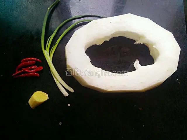 准备好洗干净的葱姜辣椒，还有冬瓜