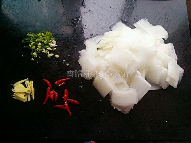 把葱切成葱花，小辣椒对半切，生姜切丝，冬瓜切片