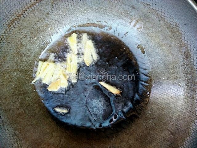 电磁炉锅里倒油烧热把姜放进去爆香