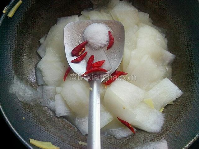 快熟的时候放盐辣椒翻炒