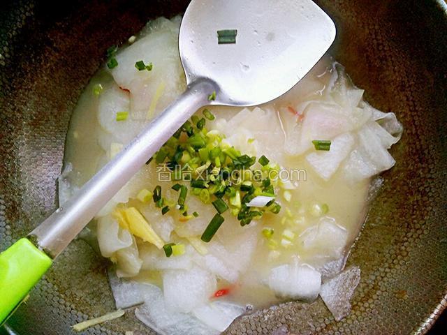 熟了之后放葱花翻炒两下装盘