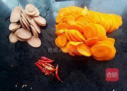 胡萝卜炒火腿的做法图解2